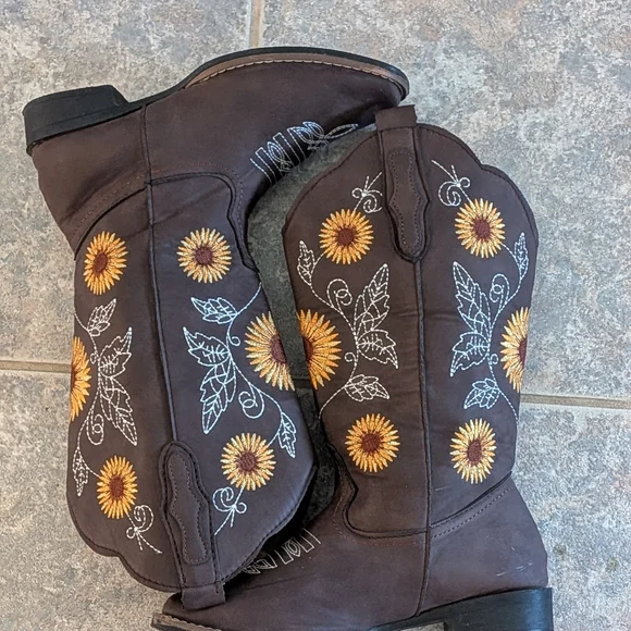 Brown Cowboy Heeled Boots with Sunflower Embroidery Women Size 38(6.5-7) - Picture 7 of 10
